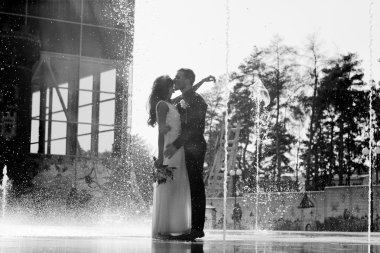 Aşık çift kucaklama