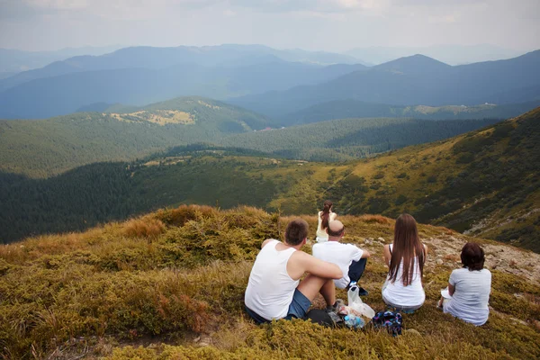 Turistler dağın zirvesinde — Stok fotoğraf