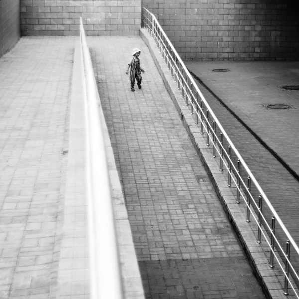 Μοναχικός παιδί σε δρόμο της πόλης — Φωτογραφία Αρχείου
