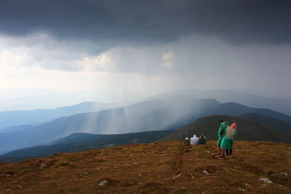 Turistas no topo da montanha — Fotografia de Stock