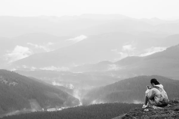 산 위에 휴대 전화 소녀 — 스톡 사진