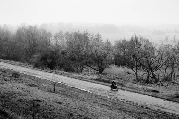 Landelijke weg in de mist — Stockfoto
