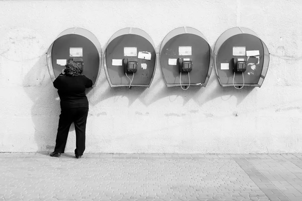 Woman talking on pay phone — Stock Photo, Image