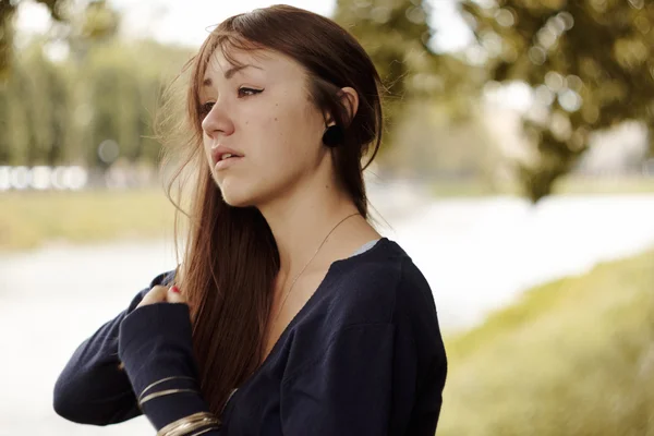 Fille pleure dans le parc — Photo