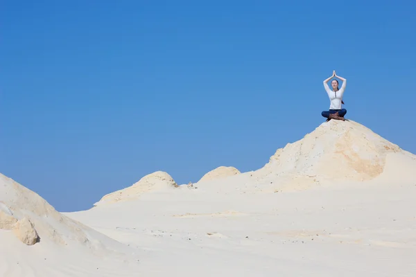 Yoga çölde — Stok fotoğraf