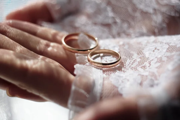 Los anillos de boda a las manos de la novia — Foto de Stock