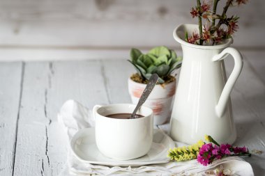 Natürmort çiçek kavanoz ve kaşıkla Kupası