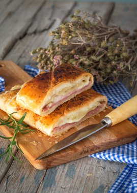 Jambon ve peynir içinde lezzetli ekmek