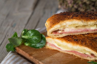 jambon ve peynir ile doldurulmuş puf böreği