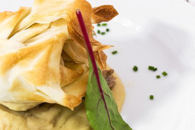 Et ve et suyu puf böreği ile dekore edilmiş