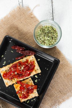 Kraker Közlenmiş biber, biber ve kekik ile