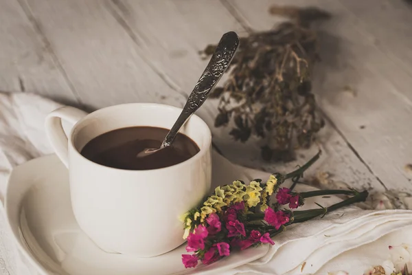 Bodegón de flores en frasco y taza con cuchara — Foto de Stock