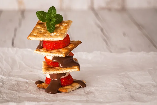 Crispbread ile muz, çilek, çikolata ve nane — Stok fotoğraf