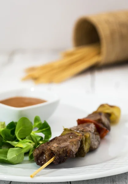Skewer of beef and sauce — Stock Photo, Image