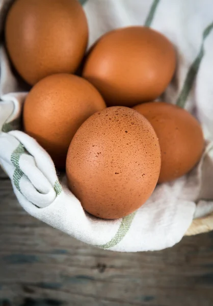 Rode eieren in een mand met servet — Stockfoto