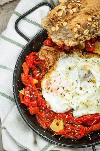 Spiegeleier mit Paprika und rustikalem Brot — Stockfoto