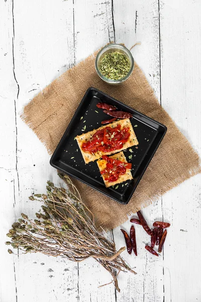 Cracker with roasted peppers, chili pepper and oregano — Stock Photo, Image