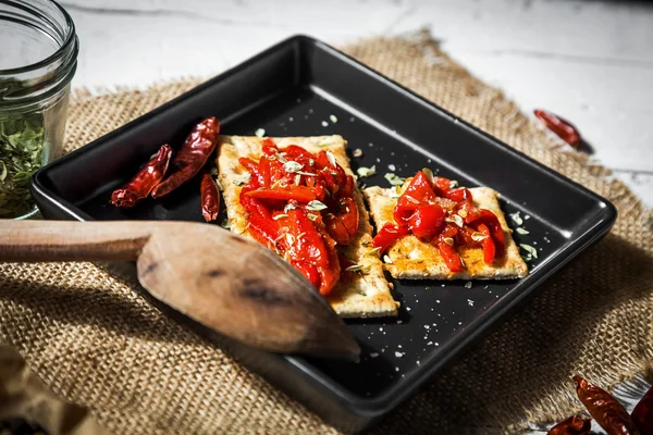 Galleta con pimientos asados, chile y orégano — Foto de Stock