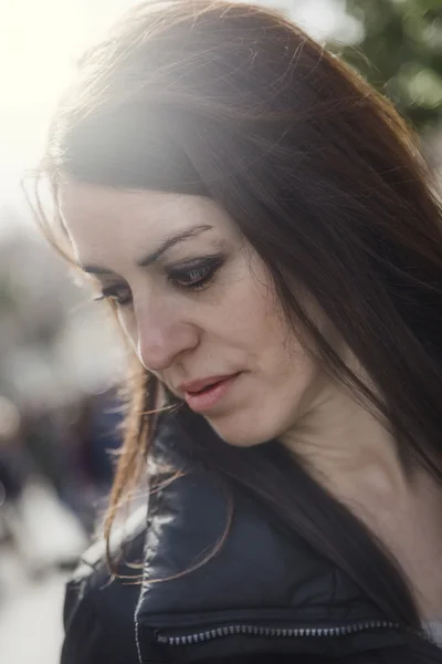 Mujer adulta con cabello largo y oscuro mirando hacia otro lado —  Fotos de Stock