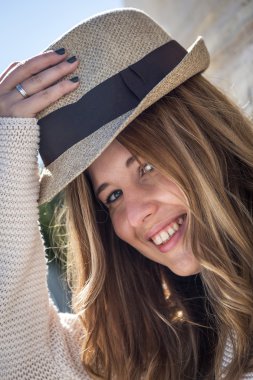 Gülümseyen güzel genç kadın.