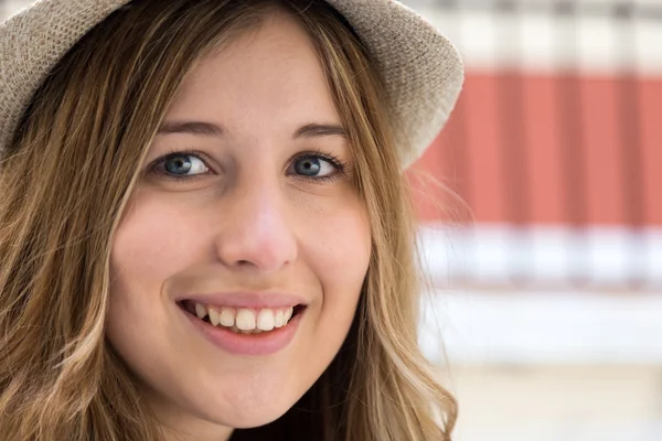 Mooie jonge vrouw glimlachen — Stockfoto