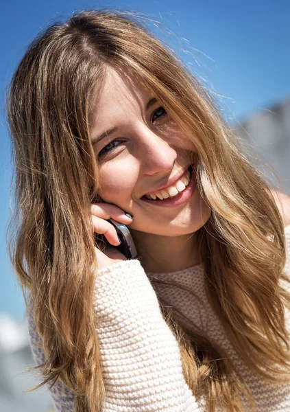 Piękna młoda kobieta uśmiechnięta — Zdjęcie stockowe