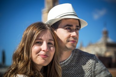 kameraya gülümseyen Çift