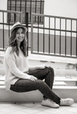 Gülümseyen güzel genç kadın.