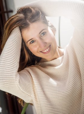 Gülümseyen güzel genç kadın.