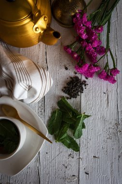 Bitki çayı ile cam