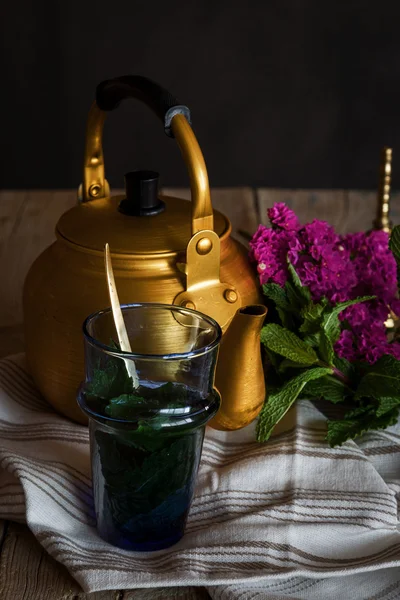 Vintage kettle with glass of tea — Stock Photo, Image