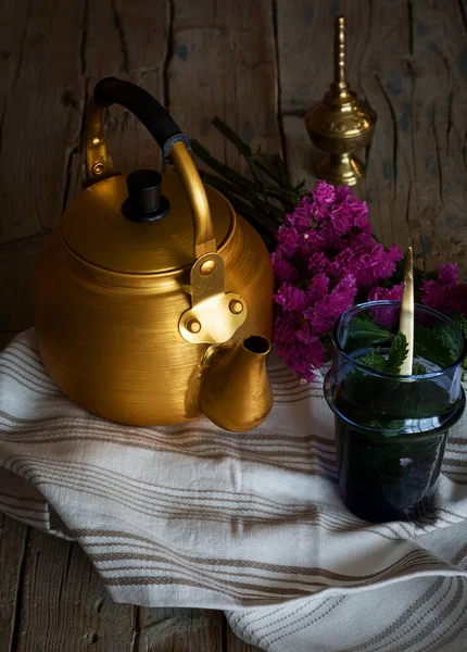 Vintage kettle with glass of tea — Stock Photo, Image