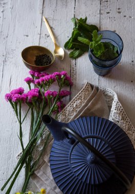 Bitki çayı ile cam