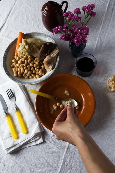 Voedsel op tafel van bovenaf — Stockfoto