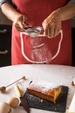 Lezzetli kek şekerle pudralanmaya kadın