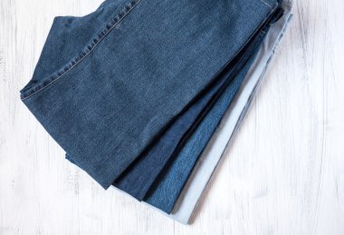 Ahşap masa üzerinde giyim ve moda aksesuarları