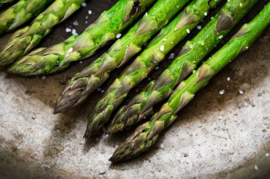 Tava üzerinde kuşkonmaz Close-Up