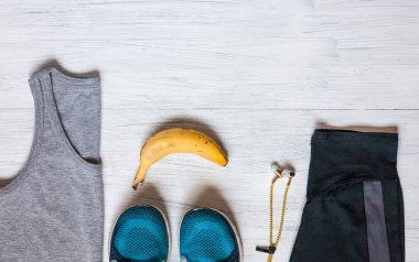 Ahşap masa üzerinde giyim ve moda aksesuarları