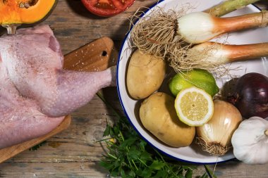Close-Up masada sebzeli bütün tavuk