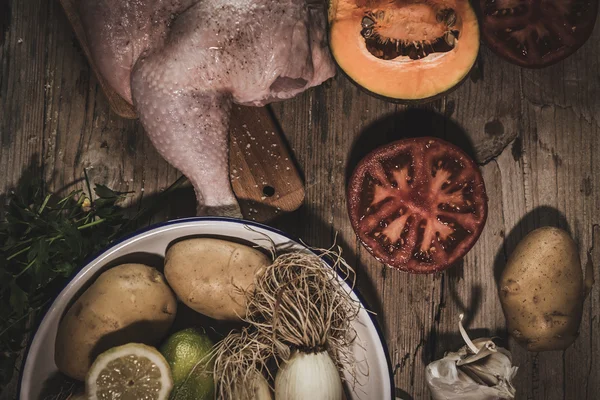 Detail celé kuře se zeleninou na stůl — Stock fotografie