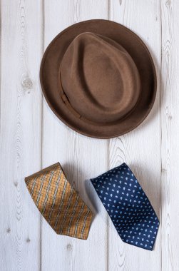 Ahşap masa üzerinde giyim ve moda aksesuarları