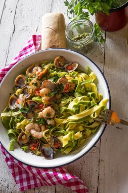 Deniz ürünleri ile lezzetli İtalyan makarna