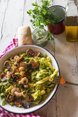 Deniz ürünleri ile lezzetli İtalyan makarna