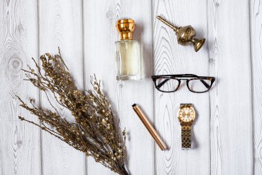 Ahşap masa üzerinde giyim ve moda aksesuarları