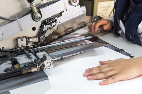 Industrial sewing machines with sewing machine operator — Stock Photo, Image