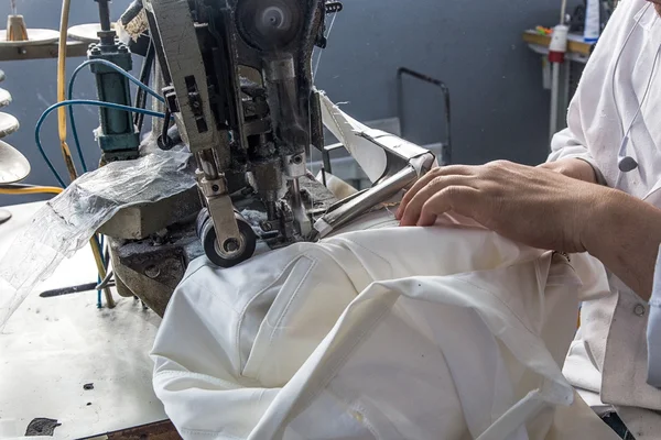 Máquinas de costura industriais com operador de máquina de costura — Fotografia de Stock