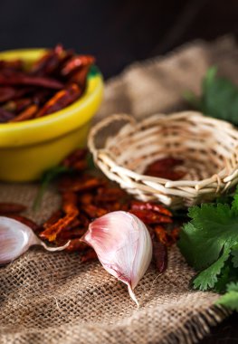 Kuru biber, sarımsak kesimleri ve maydanoz peçete üzerinde