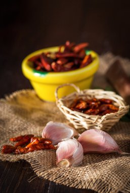 Kuru biber, sarımsak kesimleri ve maydanoz peçete üzerinde