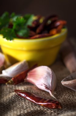 Kuru biber, sarımsak kesimleri ve maydanoz peçete üzerinde