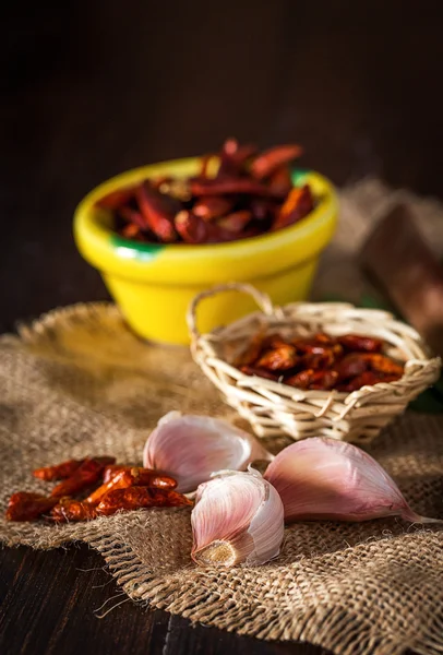 Kuru biber, sarımsak kesimleri ve maydanoz peçete üzerinde